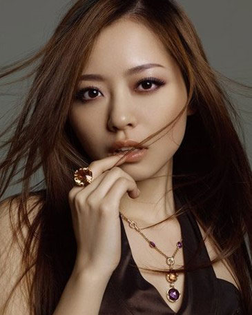 张靓颖是个幸运的人,因为快乐女声一跃成为一线歌手,风头劲时一般无